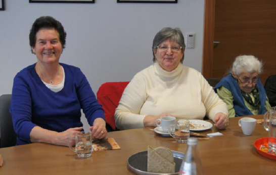 Drei Frauen nebeneinander am Tisch.