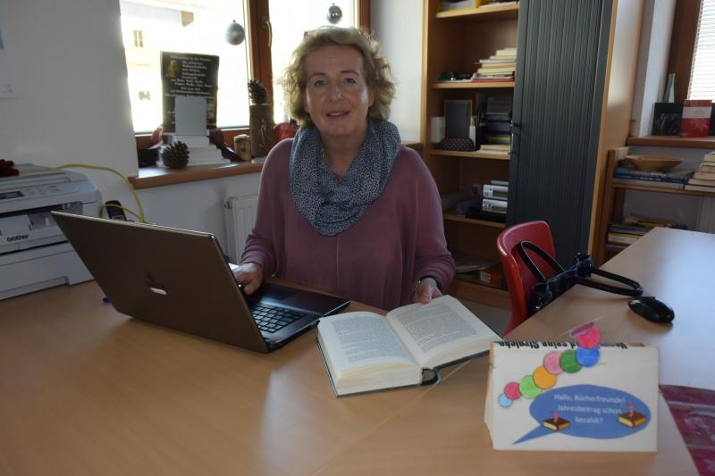 Büchereileiterin Sabine am Schreibtisch mit einem Laptop vor sich