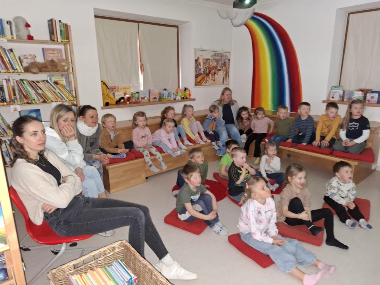 Die Kindergartenkinder beim Film schauen