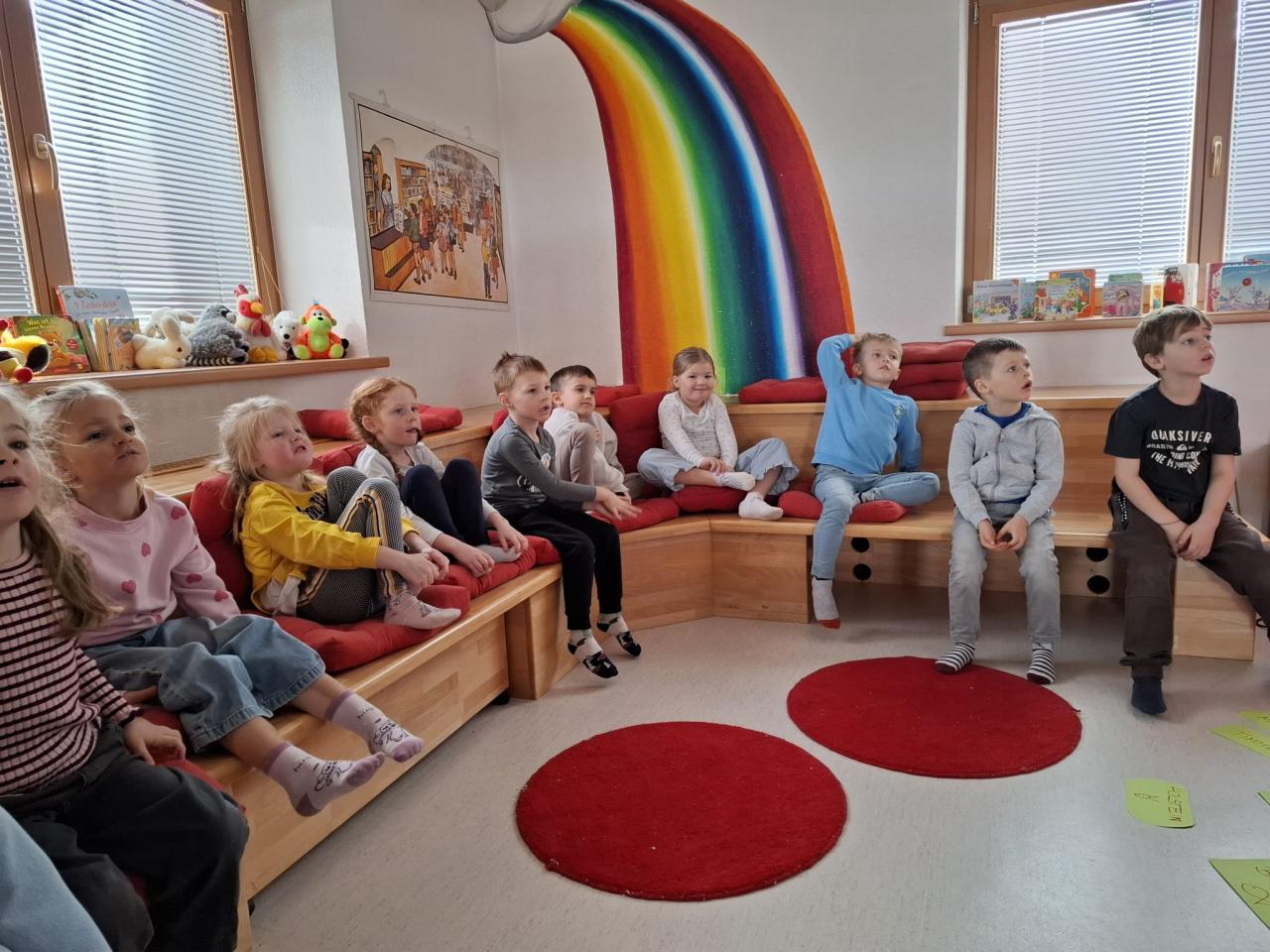 Kinder beim Bilderbuchkino