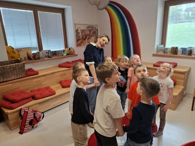Ein cooles Bewegungsspiel mit den Kindern des Kindergartens