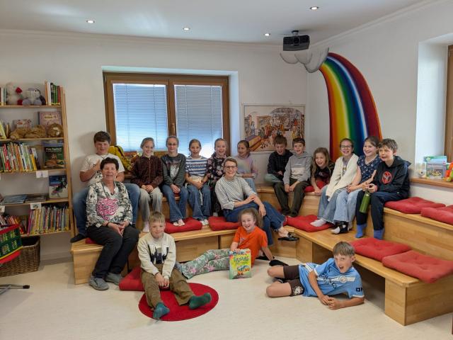 Texas Liesl zu Besuch bei den Kindern der VS